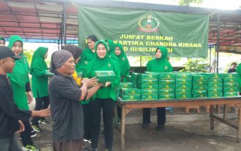 Ibu Ketua Persit Kartika Chandra Kirana Cabang XI Kodim 0618/ Kota Bandung Dampingi Ibu Kasdam III Siliwangi Bagikan Nasi Kotak
