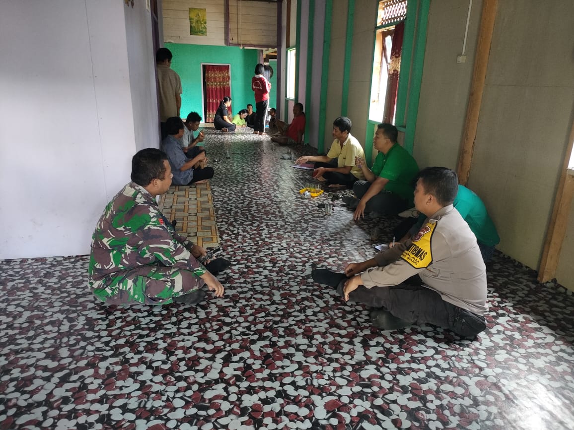 Sinergitas TNI Polri melaksanakan himbauan kepada masyarakat di Desa Binaan terkait kamtibmas.