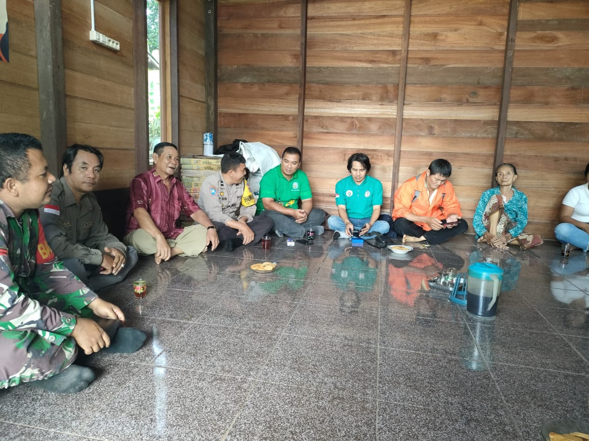 Sinergitas TNI Polri melaksanakan himbauan kepada masyarakat di Desa Binaan terkait kamtibmas.