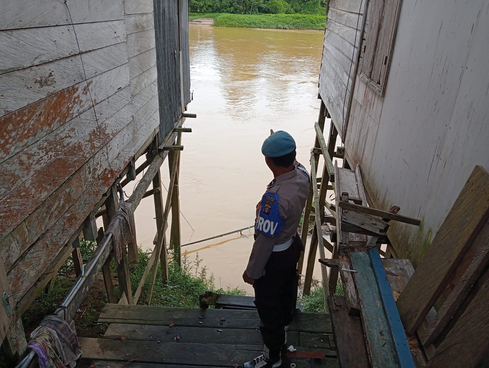 Pencegahan Banjir Jadi Prioritas: Personel Polsek Tewah Awasi Debit Sungai