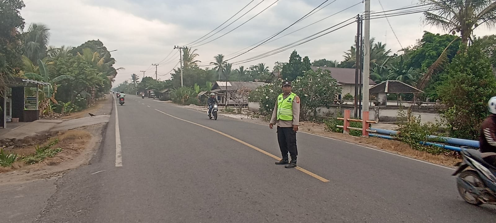 Personil Polsek Basarang Giat Gatur Pagi Di Ruas Jalan Trans Kalimantan