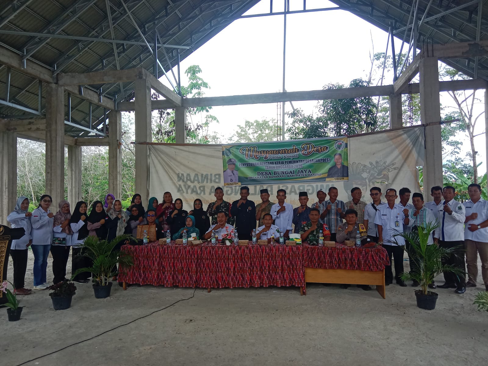Bhabinkamtibmas Menghadiri Rapat Musdes RKPDes Desa Bungai Jaya Tahun Anggaran 2025