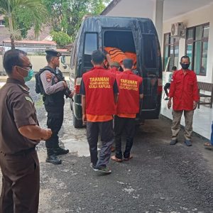 Anggota Satsamapta Polres Kapuas Melaksanakan Pengawalan dan Pengamanan Tahanan Menuju Pengadilan Negeri Kuala Kapuas.
