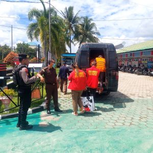 Anggota Satsamapta Polres Kapuas Melaksanakan Pengawalan dan Pengamanan Tahanan Menuju Pengadilan Negeri Kuala Kapuas.