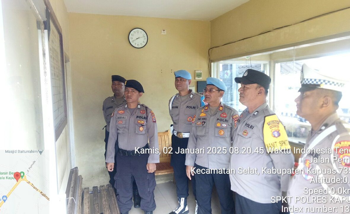 ANGGOTA SATSAMAPTA POLRES KAPUAS MELAKSANKAN SERAH TERIMA PIKET PENJAGAAN BERTEMPAT DI HALAMAN MAKO POLRES KAPUAS.