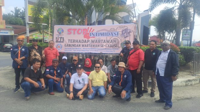 
					Puluhan Jurnalis di Labusel Gelar Aksi Damai Tolak Intimidasi dan Bela Kebebasan Pers