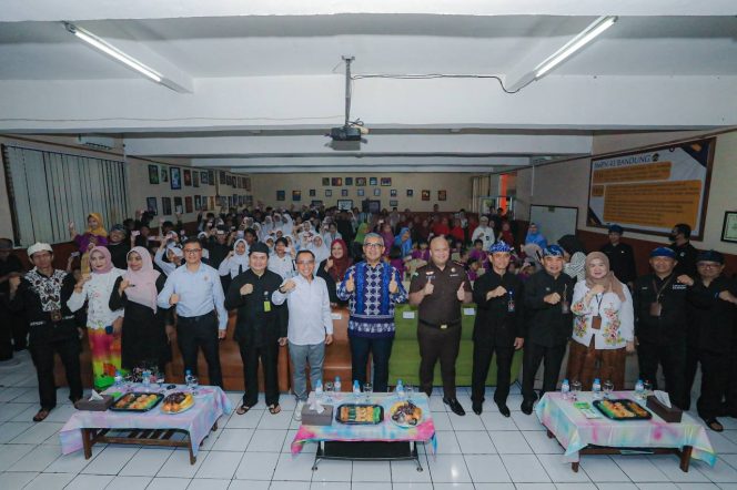 
					Bandung Pecahkan Rekor MURI, Serahkan 52.010 Kartu Identitas Anak