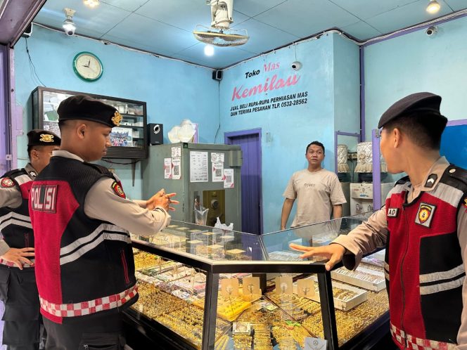 
					Rutin Anggota Satsamapta Polres Kobar Laksanakan Patroli Obyek-Obyek Vital di Wilayah Hukum Kotawaringin Barat