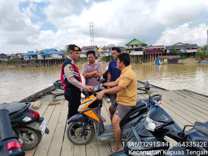
					Giat Personil Polsek berikan imbauan kepada penumpang feri penyebrangan.