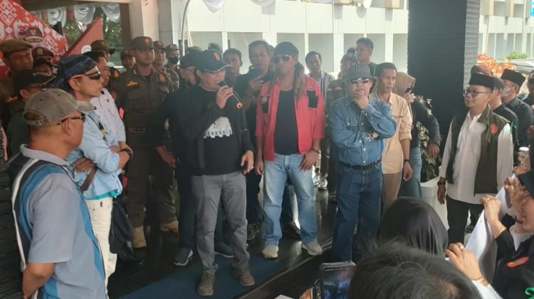 Aksi Damai Forum Masyarakat Peduli Sungai Muara Enim : Tujuh Tuntutan untuk Selamatkan Sungai yang Tercemar