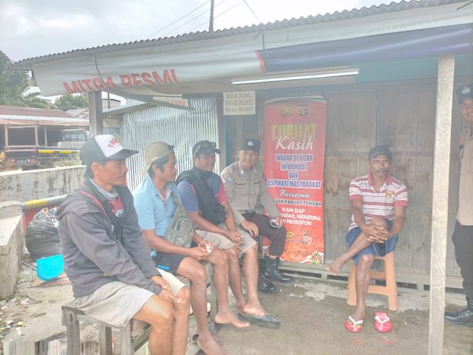 
					Minggu Kasih, personil Polsek Kapuas Tengah tampung langsung keluh kesah warga masyarakat.