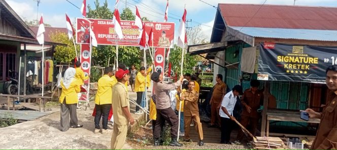 
					Monitoring Pemasangan Dan Pembagian Bendera Merah Putih dalam rangka HUT RI ke 80 tahun 2025 di Wilkum Polsek Kapuas Hilir