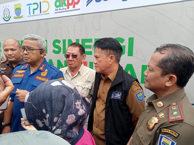 
					HUT Bhakti Adhyaksa, Kejari Bandung Hadirkan Sembako Murah untuk Warga
