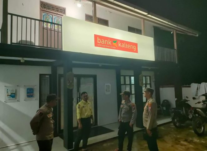 
					Mencegah Gangguan Kamtibmas, Personel Polsek Mantangai Laksanakan Patroli Malam