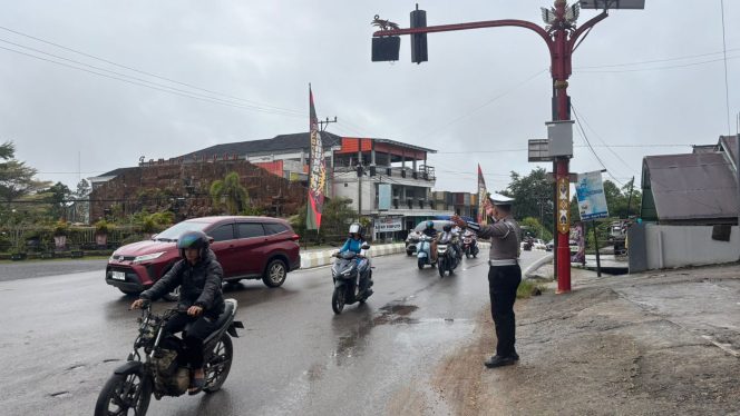 
					Strong Point Pagi, Satlantas Polres Murung Raya Laksanakan Gatur Di Pusat Kota Puruk Cahu