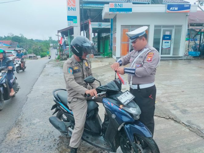 
					Sambut HUT RI Ke-80, Satlantas Polres Murung Raya Bagikan Bendera Merah Putih ke Pengendara