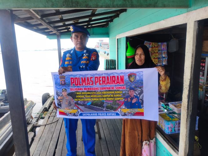 
					Tingkatkan Kesadaran Kebersihan Lingkungan, Satpolairud Imbau Masyarakat Pesisir Untuk Tidak Membuang Sampah Ke Sungai