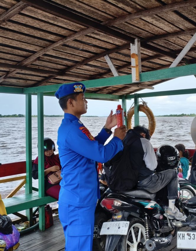 
					Satpolairud Polres Kapuas Cek Kelengkapan Alat Keselamatan kapal yang melintas DAS Kapuas