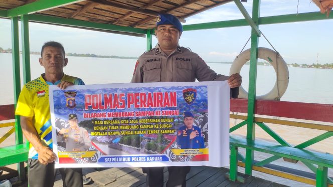 
					Tingkatkan Kesadaran Kebersihan Lingkungan, Satpolairud Imbau Masyarakat Pesisir Untuk Tidak Membuang Sampah Ke Sungai