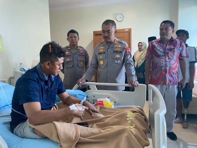 
					Kapolresta Pati Besuk Korban Kerusuhan Aksi 13 Agustus di RSUD Soewondo