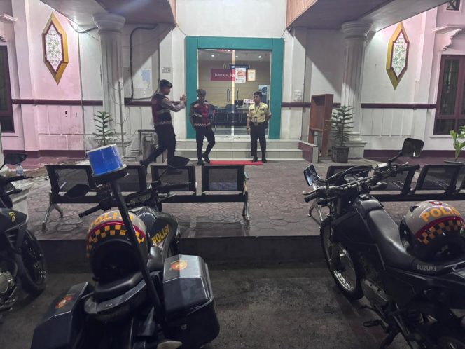 
					Tingkatkan Pengawasan, Polres Sukamara Patroli Malam di Sekitar Bank