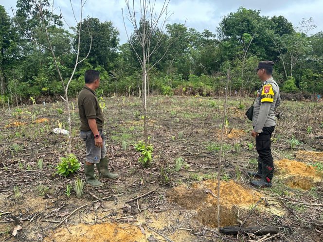 
					Bhabinkamtibmas Polsek Permata Intan Dukung Ketahanan Pangan Warga