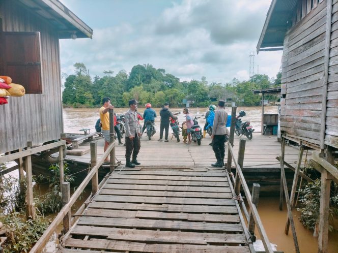 
					Giat Personil Polsek berikan imbauan kepada penumpang feri penyebrangan.