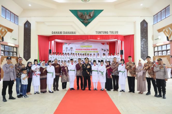 
					Kapolres Hadiri Pengukuhan Paskibraka Kabupaten Barsel Tahun 2025