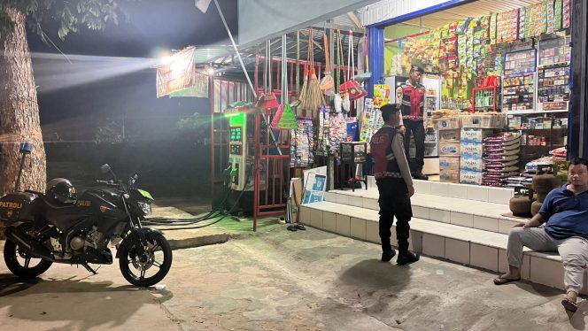 
					Polres Sukamara Jaga Ketertiban dan Keamanan Malam Hari di Sejumlah Pertokoan