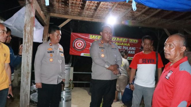 
					Kapolres Blora Kunjungi Pengungsi Kebakaran Sumur Minyak, Berikan pendampingan dan Dukungan Psikologis