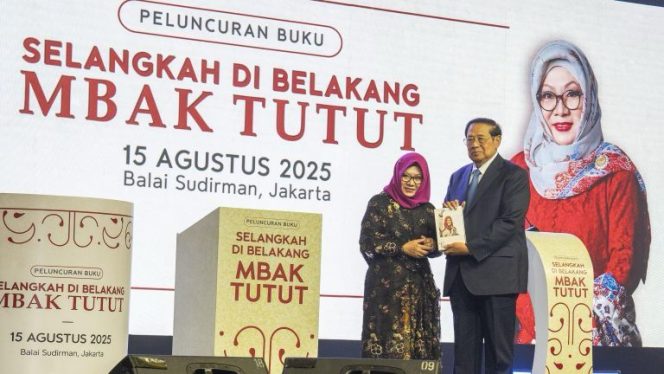 
					Putri sulung Presiden ke-2 RI Soeharto, Tutut Luncurkan Buku Autobiografi Selangkah di Belakang Mba Tutut