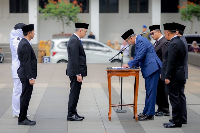 
					Lantik 90 Pejabat Struktural, Wali Kota Bandung: Jawab Kritik dengan Kerja Nyata