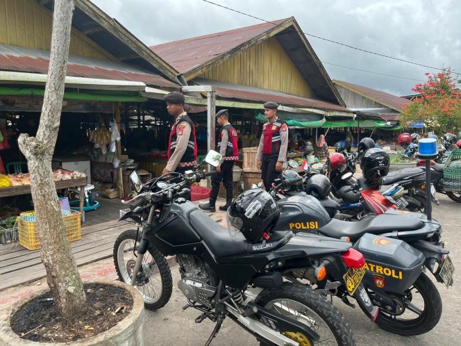 
					Polres Sukamara Kawal Suasana Pasar, Cegah Potensi Gangguan Kamtibmas