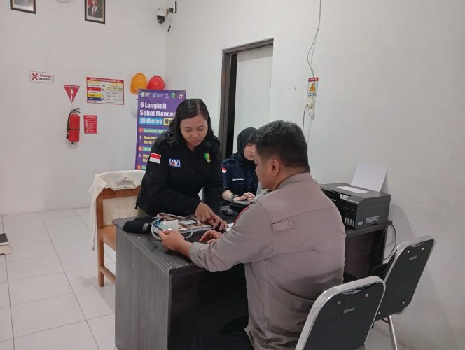 
					Sidokkes Polresta Palangka Raya Berikan Pelayanan Kesehatan dan Rikkes Tahanan di Klinik Polresta
