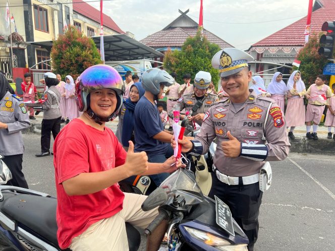 
					Ajak Masyarakat Meriahkan HUT RI Ke 80,Polres Kotim Bagi Bendera Dan Bunga Mawar