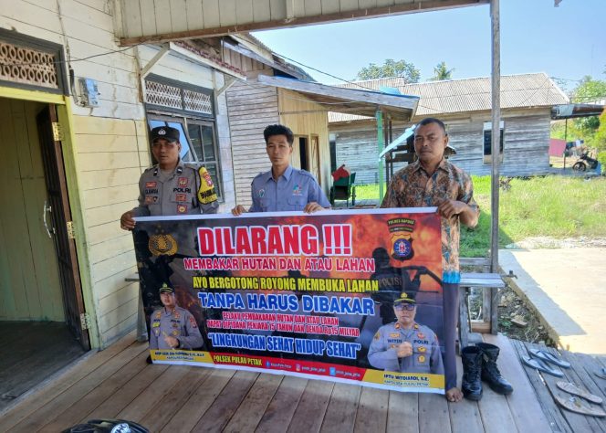 
					DALAM UPAYA PENCEGAHAN KEBARAN HUTAN DAN LAHAN, PERSONEL POLSEK PULAU PETAK SOSIALISASIKAN SANKSI PIDANA PELAKU KARHUTLA KE MASYARAKAT KECAMATAN PULAU PETAK
