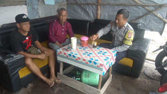 
					Sambil Minum Kopi, Bhabinkamtibmas Kelurahan Marang Edukasi Warga tentang Karhutla