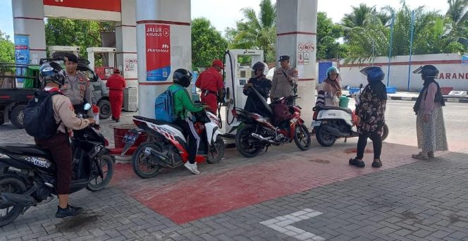 
					Kanit Sabhara Polsek Jaya Karya melkasanakan patroli rutin untuk Monitoring dan Pengawasan pendistribusian BBM Besubsidi di SPBU 64.743.04 Samuda untuk jenis Kendaraan R2/R4/R6.