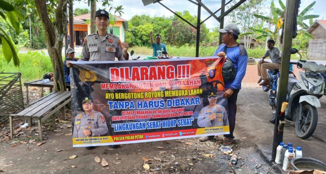 
					DALAM UPAYA PENCEGAHAN KEBARAN HUTAN DAN LAHAN, PERSONEL POLSEK PULAU PETAK SOSIALISASIKAN SANKSI PIDANA PELAKU KARHUTLA KE MASYARAKAT KECAMATAN PULAU PETAK