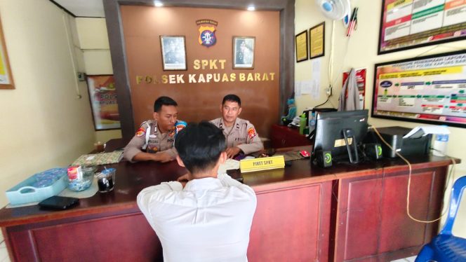 
					Personil Polsek Kapuas Barat Memberikan Pelayanan Kepada Masyarakat Yang Berkunjung Dengan Mempedomani 3 S (Senyum, Sapa, Salam)