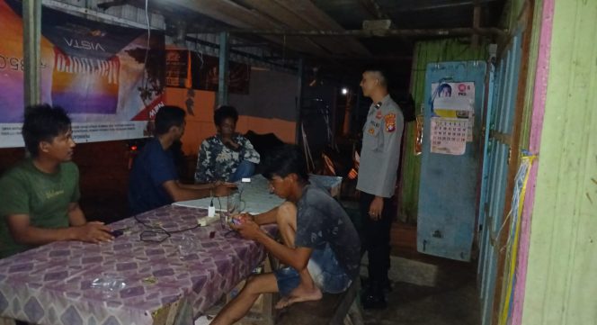 
					ANGGOTA POLSEK PULAU PETAK LAKSANAKAN PATROLI MALAM, GUNA MEWUJUDKAN KAMTIBMAS KONDUSIF DI WILAYAH KECAMATAN PULAU PETAK