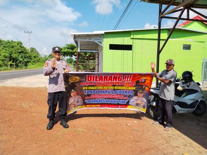 
					DALAM UPAYA PENCEGAHAN KEBARAN HUTAN DAN LAHAN, PERSONEL POLSEK PULAU PETAK SOSIALISASIKAN SANKSI PIDANA PELAKU KARHUTLA KE MASYARAKAT KECAMATAN PULAU PETAK