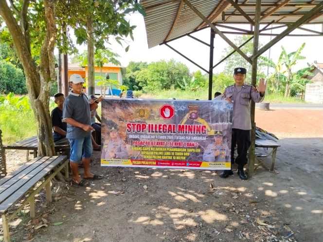 
					PERSONEL POLSEK PULAU PETAK LAKSANAKAN SOSIALISASI ILEGAL MINING KE MASYARAKAT GUNA PENCEGAHAN TAMBANG LIAR DI WILAYAH KECAMATAN PULAU PETAK