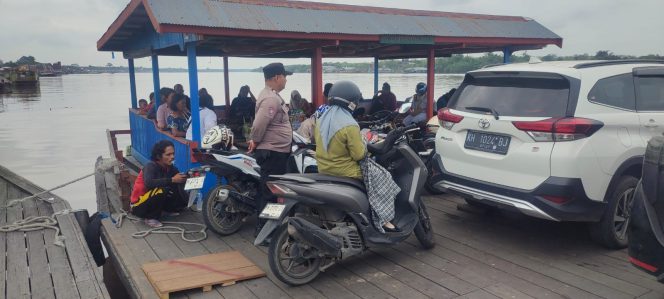 
					Polsek Kapuas Barat Patroli Harkamtibmas di Pelabuhan Penyeberangan Ferry