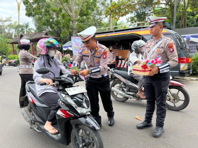 
					Kembali Ajak Masyarakat Meriahkan Hut Ri Ke 80, Kasat Lantas Polres Kotim Bagikan puluhan bendera dan Bunga Mawar kepada Pengendara.