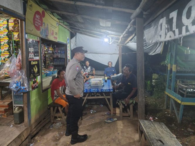 
					ANGGOTA POLSEK PULAU PETAK LAKSANAKAN PATROLI MALAM, GUNA MEWUJUDKAN KAMTIBMAS KONDUSIF DI WILAYAH KECAMATAN PULAU PETAK