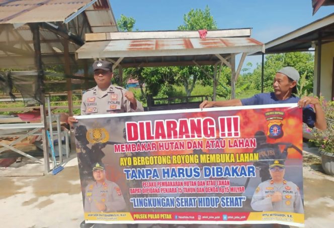 
					DALAM UPAYA PENCEGAHAN KEBARAN HUTAN DAN LAHAN, PERSONEL POLSEK PULAU PETAK SOSIALISASIKAN SANKSI PIDANA PELAKU KARHUTLA KE MASYARAKAT KECAMATAN PULAU PETAK
