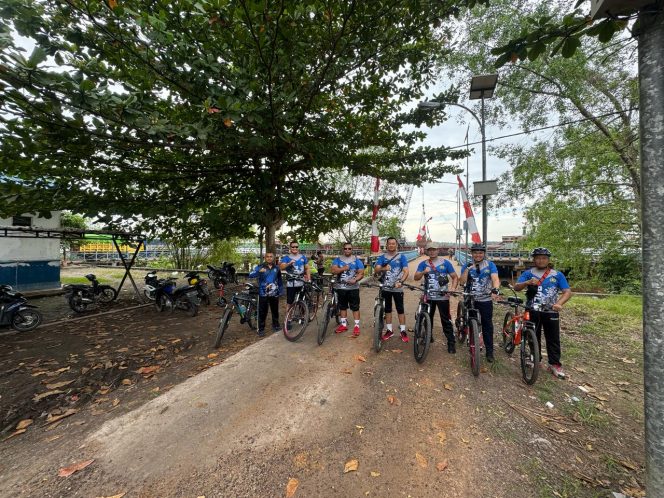 
					Kapolsek KP. Mentaya Pimpin Gowes Pagi, Jaga Stamina Sambil Pantau Situasi
