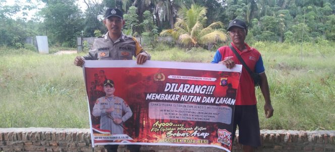 
					Piket Polsek Kota Besi sosialisasi pidana terhadap pelaku Karhutla.