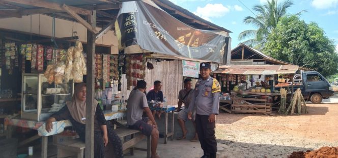 
					Bhabinkamtibmas Desa Camba Polsek Kota Besi sambangi masyarakat desa binaan.